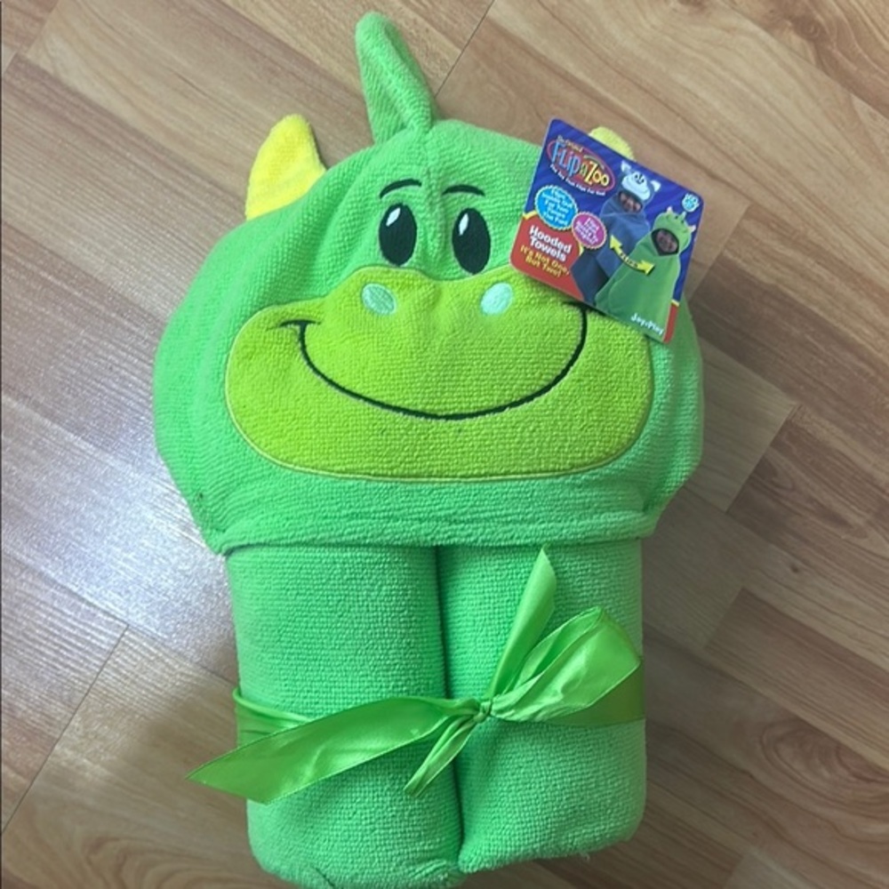 FlipaZoo flippable Husky/ Dragon Hooded Towel NWT